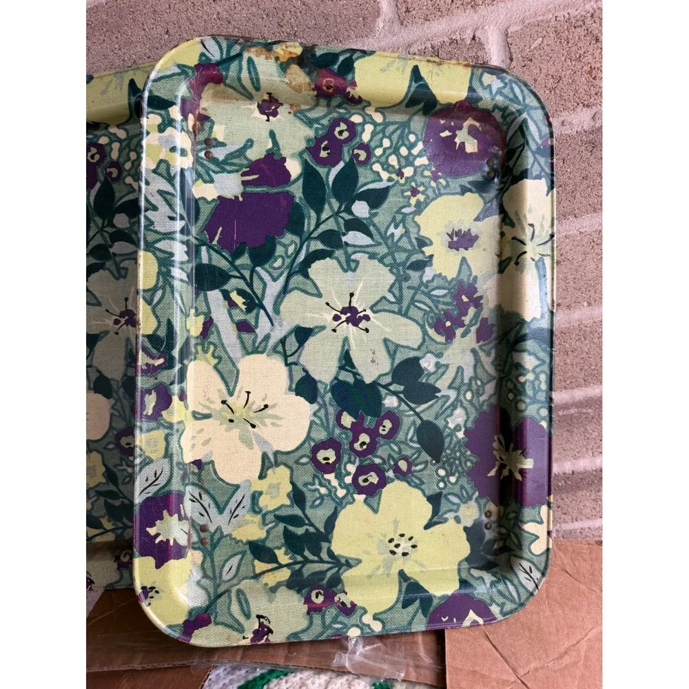 Vintage metal TV tray set features a vibrant 1960s or 70s floral pattern